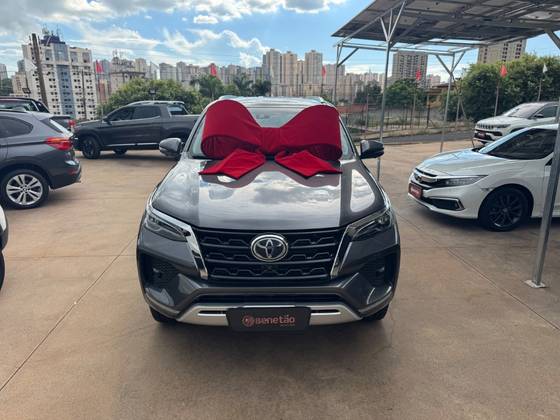 TOYOTA HILUX SW4 2.8 D-4D TURBO DIESEL SRX 7L 4X4 AUTOMÁTICO